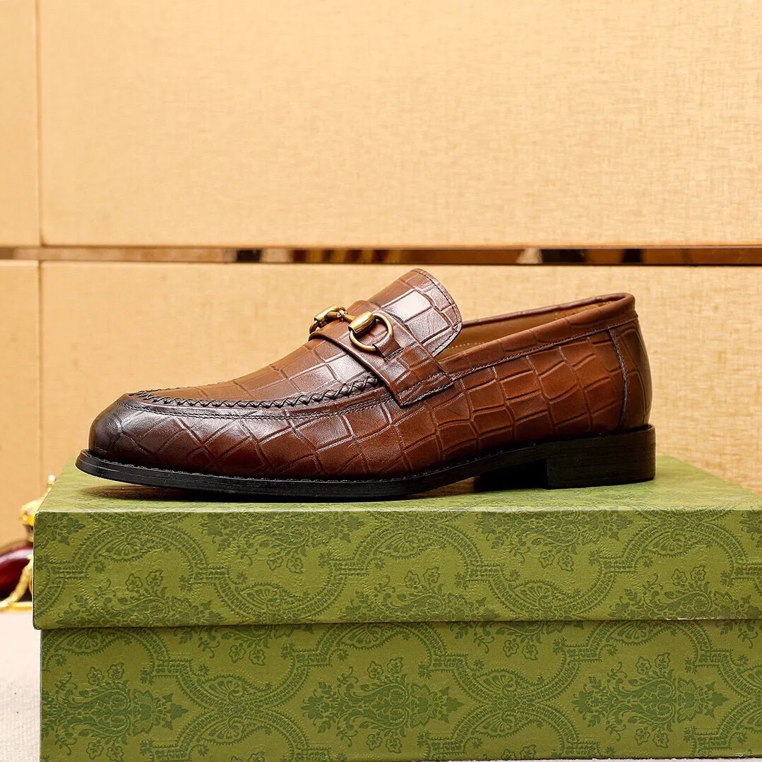 Men's shoes 💰460 💐 Product trademark: GUCCI "Gucci" casual leather shoes Regular size: 38-44 (45🉑️customized) Product materials: Selected imported first-layer calfskin embossed upper + luxury hardware buckle, imported water-dyed cow leather lining. Strong three-dimensional visual effect, combined outsole Color: 2⃣️colors available
